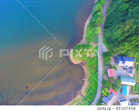 湖岸の風景〜ドローンで空撮(猪苗代湖・西岸/福島県会津若松市湊町大字赤井字屋敷) 湖岸の風景〜ドローンで空撮(猪苗代湖・西岸/福島県会津若松市湊町大字赤井字屋敷) 83107458