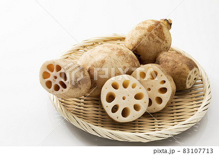 白バックでざるに乗せた蓮根 83107713