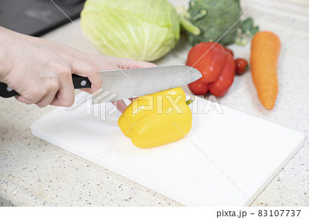 台所で調理をする女性の手元 83107737
