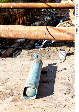 Gas welding equipment for cutting metal at a construction site 83109390