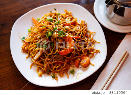 Noodles with shrimp and teriyaki sauce Noodles with shrimp and teriyaki sauce 83110564