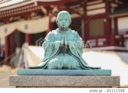 [東京・芝大門] 増上寺で浄土宗の宗祖である法然の合掌をする児童姿の勢至丸の青銅彫刻。 83111588