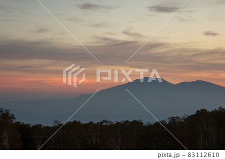夕暮れの野反峠から見る浅間山 83112610