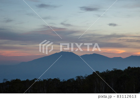 夕暮れの野反峠から見る浅間山 83112613