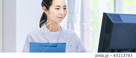 データを入力する研究者　撮影協力：中央工学校附属日本語学校 83113783
