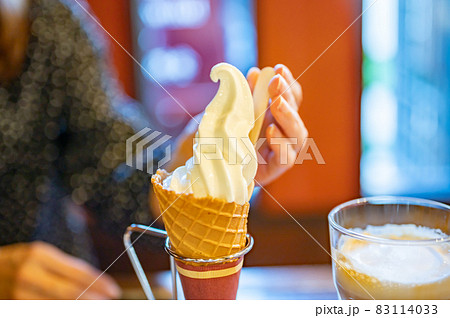 ソフトクリームを食すミドル女性　 83114033