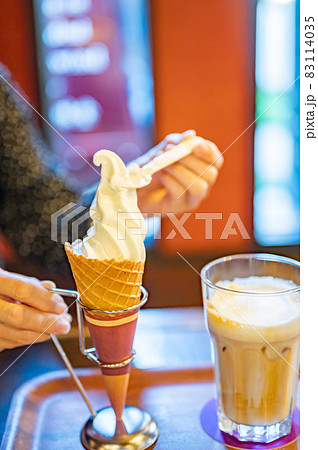 ソフトクリームを食すミドル女性　 83114035