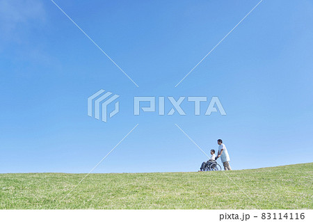 介護士と車椅子に乗る高齢者 83114116