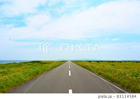 北海道猿払村 エサヌカ直線道路&オホーツク海 センター 晴れ 北海道猿払村 エサヌカ直線道路&オホーツク海 センター 晴れ 83114584