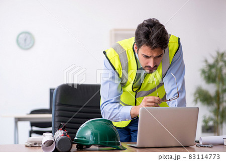 Young male architect working in the office 83114773
