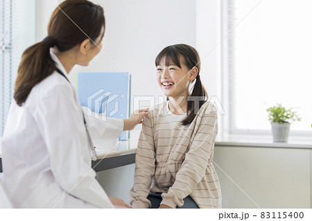 診察を受ける女の子 診察を受ける女の子 83115400