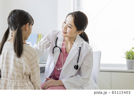 子供を診察する医師 83115403
