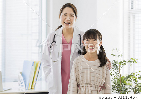 医師と女の子 83115407