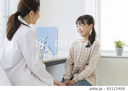 診察を受ける女の子 83115408