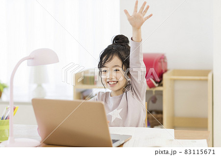 パソコンを見ながら勉強する女の子 オンライン授業 83115671