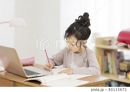 パソコンを見ながら勉強する女の子 オンライン授業 83115672