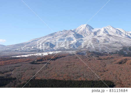 雪化粧した妙高山 83115684