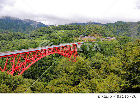 木次線から眺める奥出雲ループ橋 三井野大橋 83115720