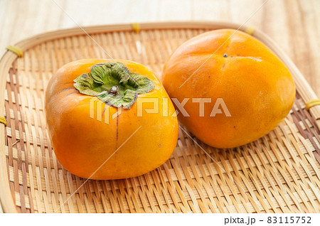 ザルの上の富有柿 83115752