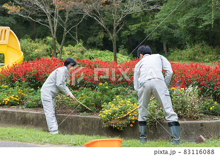 花壇を整備するスタッフ 83116088