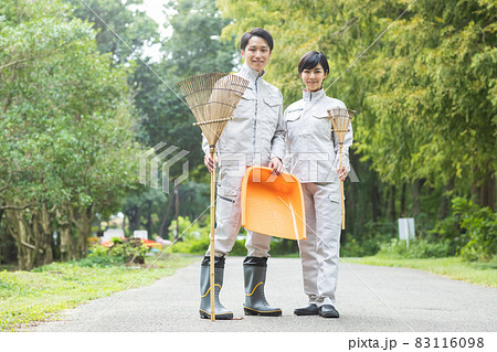 花壇を整備するスタッフ 83116098