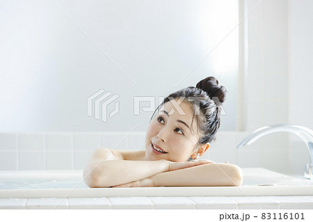 お風呂でくつろぐ若い女性の写真素材