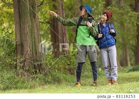ハイキングを楽しむ若い男女 83116253