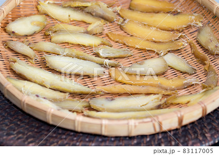 サツマイモを干して干し芋にしているところ 83117005