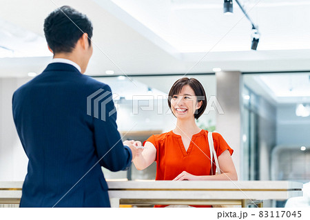 ホテルにチェックインする若い女性　撮影協力：WEEK芝大門（サンフロンティア不動産） 83117045