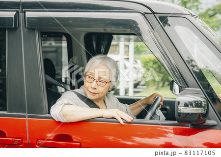 自動車の運転をする高齢者女性(バック) 自動車の運転をする高齢者女性(バック) 83117105