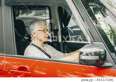 自動車の運転をする高齢者女性 83117106