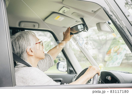 自動車の運転をする高齢者女性(バックミラー) 自動車の運転をする高齢者女性(バックミラー) 83117180