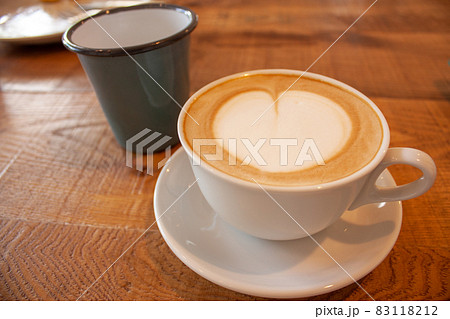ハートのラテアート カフェラテ 83118212