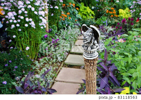 ガーゴイルが飾られた花壇 83118563