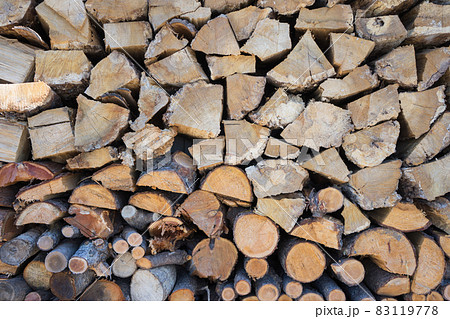 積み上げた薪 83119778