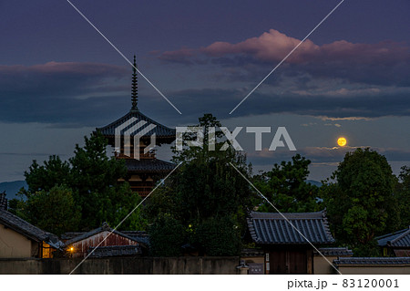 奈良県斑鳩町　世界遺産法起寺の三重塔の向こうから上ってくる中秋の名月 83120001