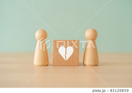割れたハートマークの積み木と人形 83120659