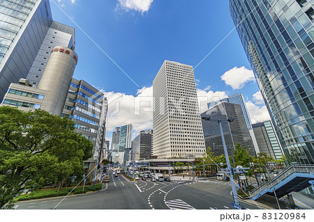 梅田新道の歩道橋から見た西梅田方面の都市風景 83120984
