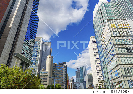 梅田新道の歩道橋から見た西梅田方面の都市風景 梅田新道の歩道橋から見た西梅田方面の都市風景 83121003