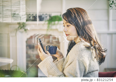 カフェ　女性　秋　冬 83121254
