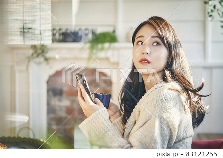 カフェ　女性　秋　冬 83121255