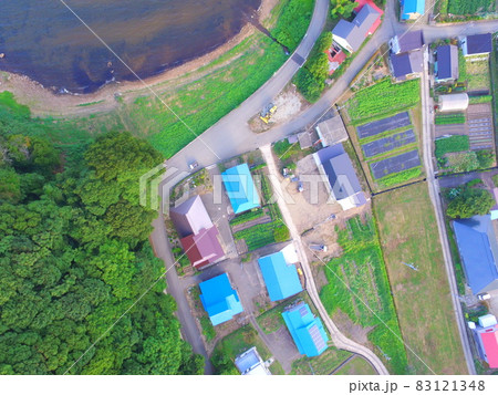 湖畔の道路・集落〜ドローンで空撮（猪苗代湖･西岸／福島県会津若松市湊町大字赤井字屋敷） 83121348