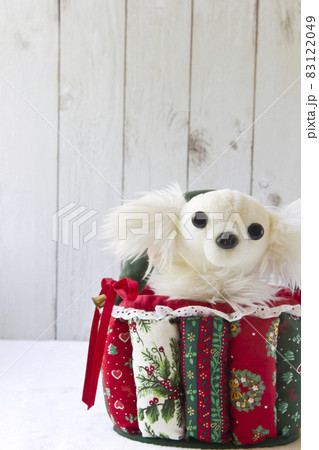 クリスマス柄の小物入れと白いチワワのぬいぐるみ 83122049