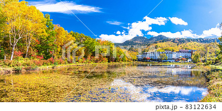 長野県 紅葉の志賀高原 蓮池の写真素材