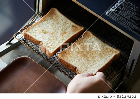 オーブントースターで焼いた食パン 83124252