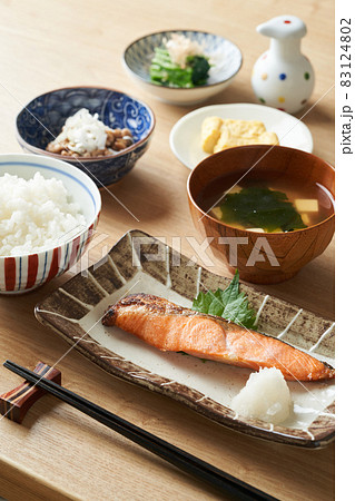 日本の朝食 日本の朝食 83124802