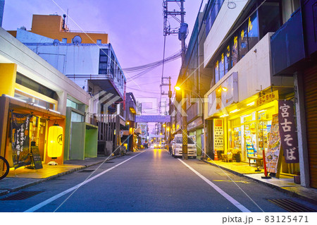 沖縄県宮古島市、夜の西里大通りの風景 沖縄県宮古島市、夜の西里大通りの風景 83125471