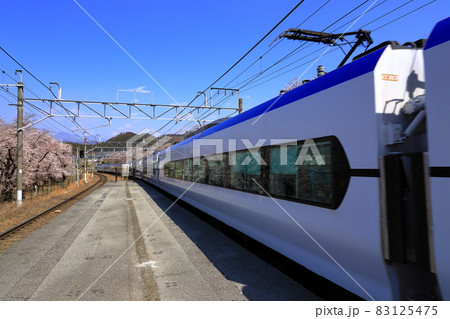 桜満開の勝沼ぶどう郷駅で通過する特急あずさ 桜満開の勝沼ぶどう郷駅で通過する特急あずさ 83125475