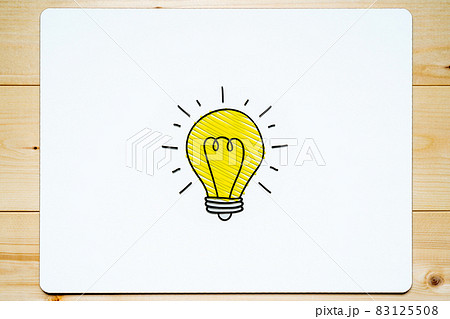 電球のイラストが描かれたホワイトボード 電球のイラストが描かれたホワイトボード 83125508