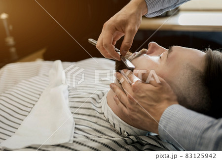barber shaving a man 83125942